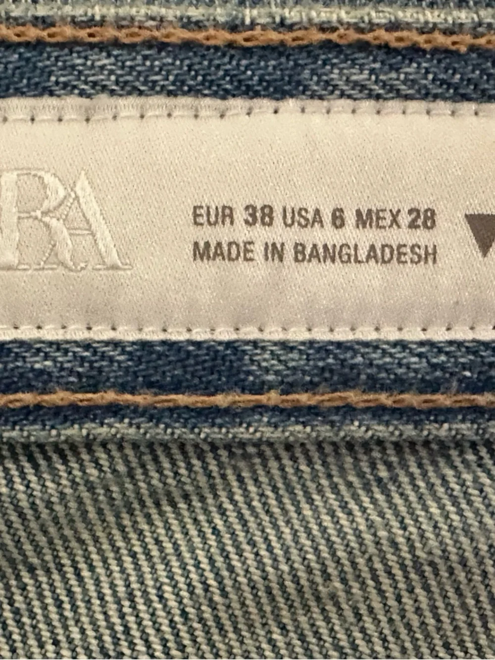 Zara The Boyfriend Ripped Mid-Rise Distressed Relaxed Jeans Sz 6 Waist 15 inches - Picture 13 of 16